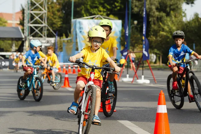 Demonstrație de ciclism și probe de îndemânare pentru copii