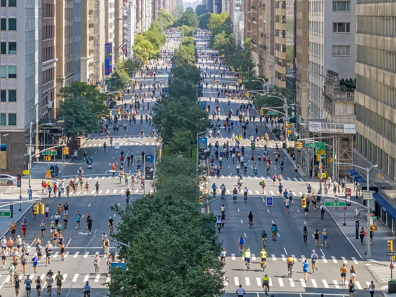 New York (SUA): Programul Summer Streets închide anual kilometri întregi de bulevarde din Manhattan, de la Podul Brooklyn până în Central Park, pentru a găzdui piste de alergare, ciclism, pereți de escaladă și cursuri de fitness oferite gratuit de cluburi locale. Sursa foot: New York State Department of Transportation, Flickr.com